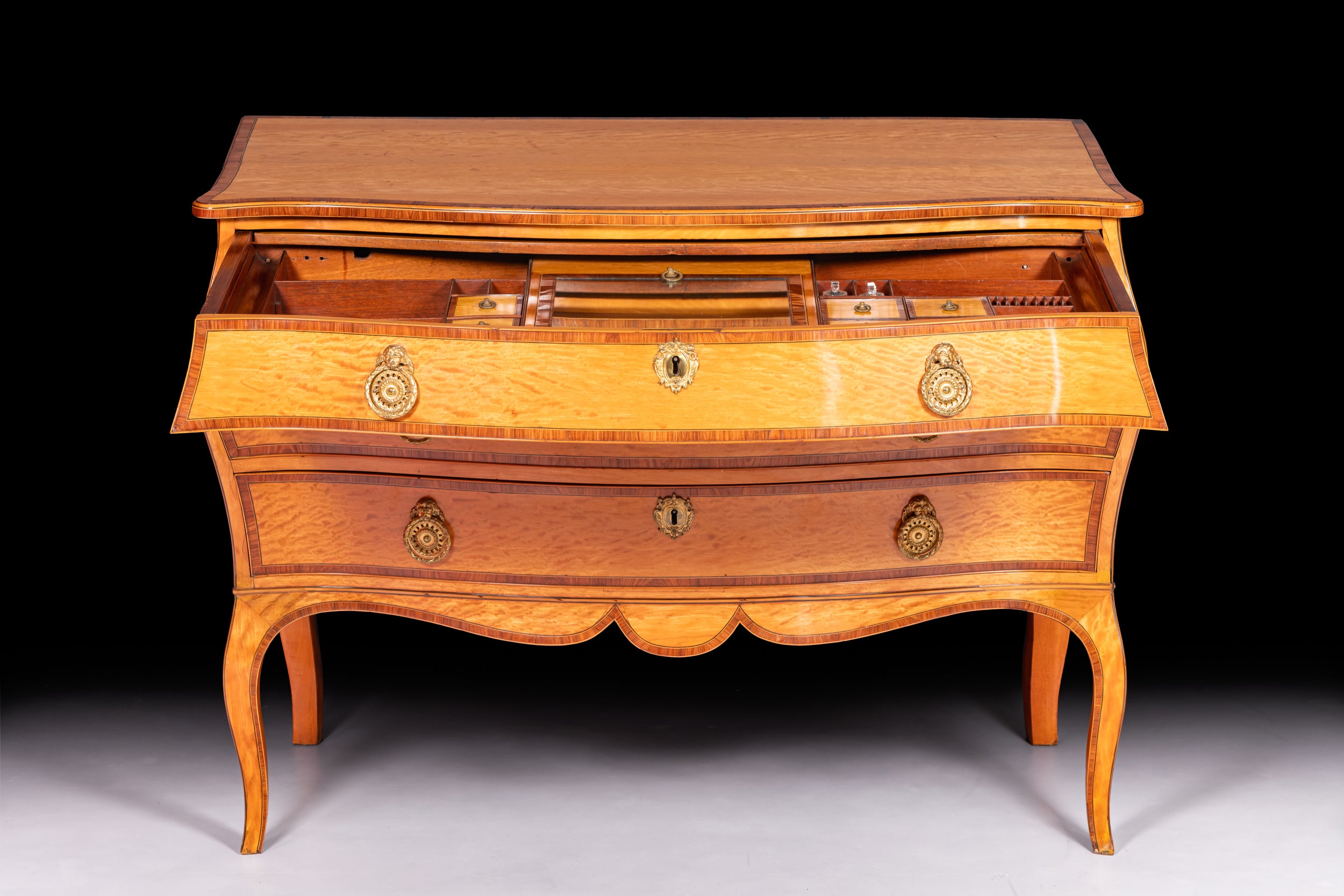 GEORGIAN SATINWOOD SERPENTINE DRESSING COMMODE - REF No. 4071