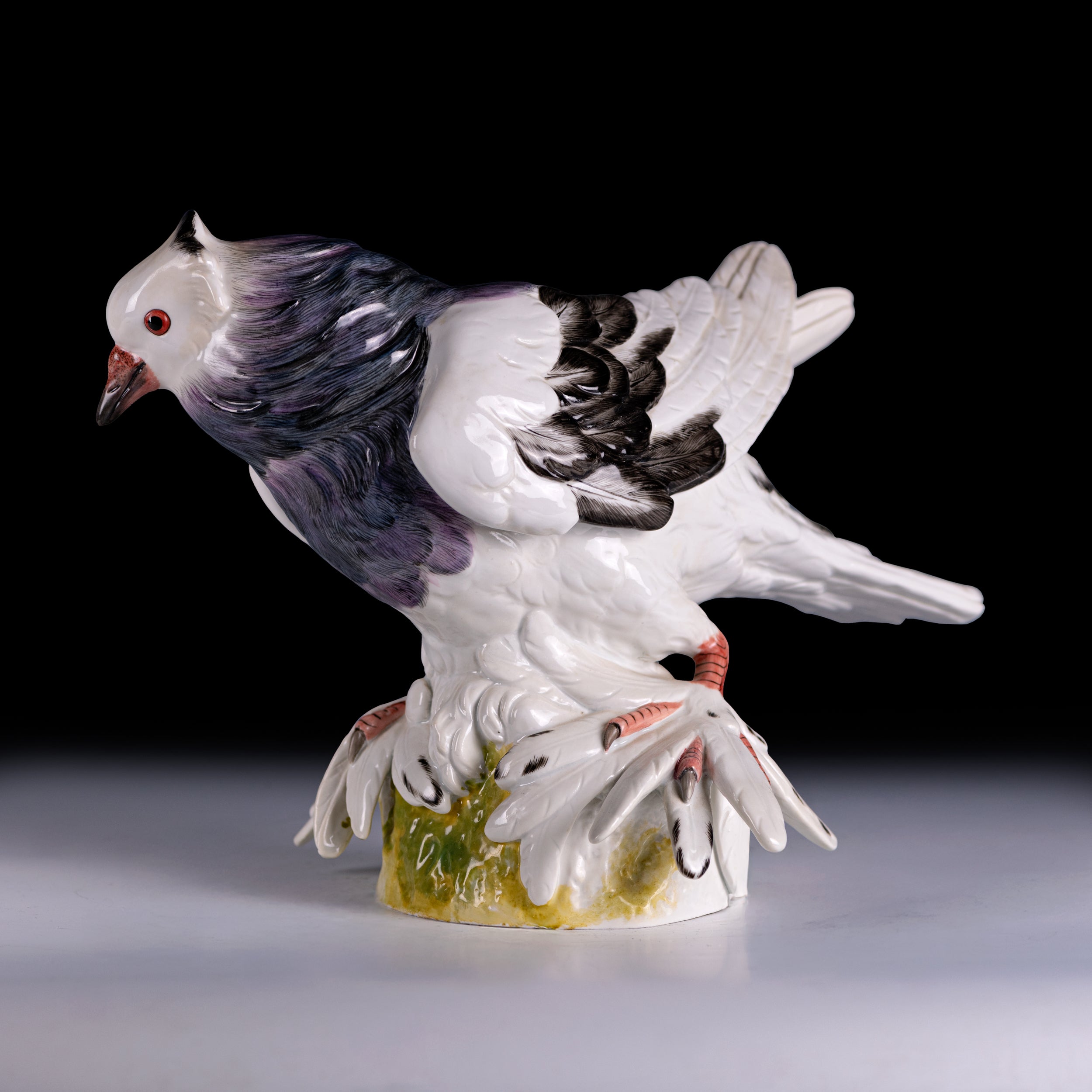 19TH CENTURY MEISSEN PAINTED PORCELAIN MODEL OF A PIGEON - REF No. B1004