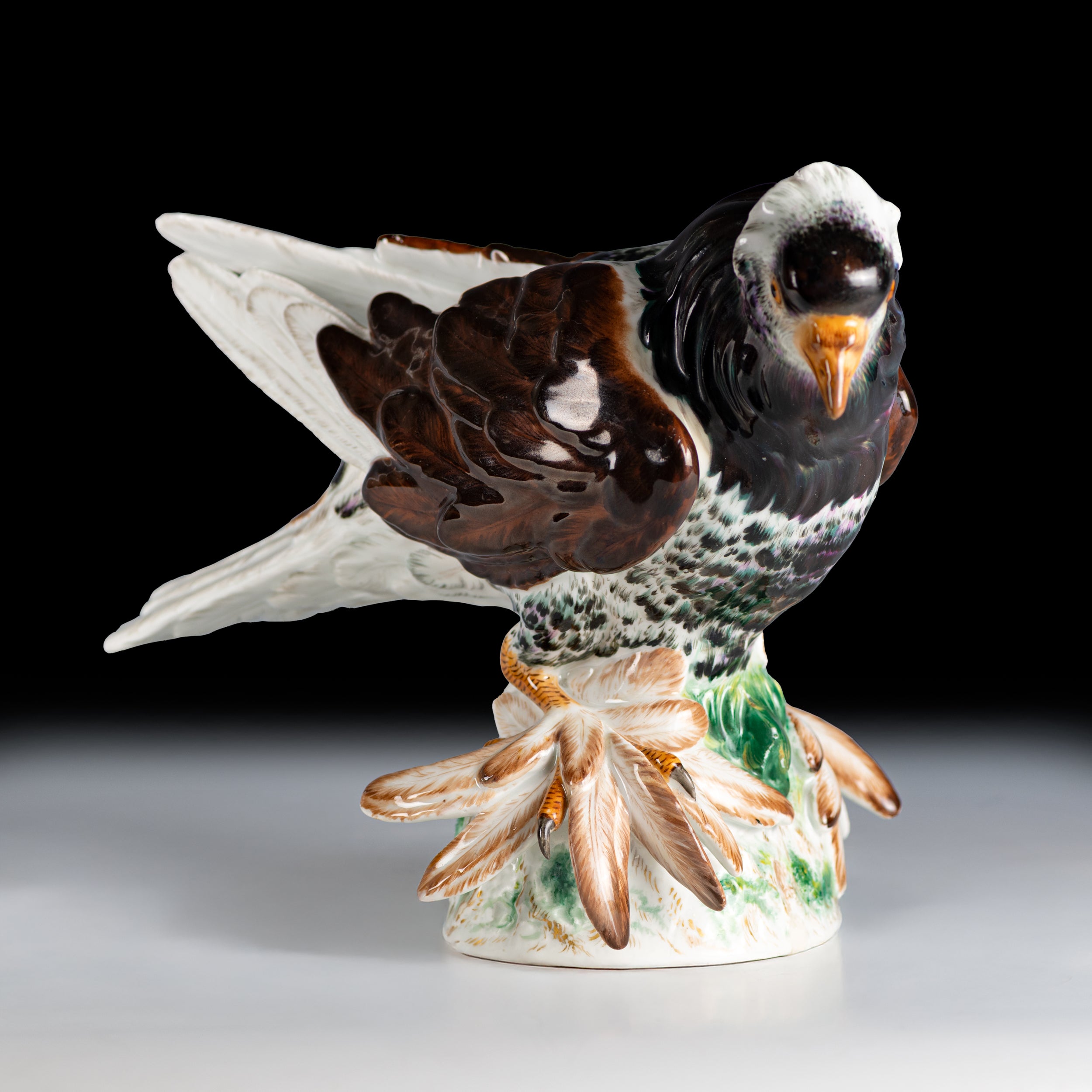 19TH CENTURY MEISSEN PAINTED PORCELAIN MODEL OF A PIGEON - REF No. B1003