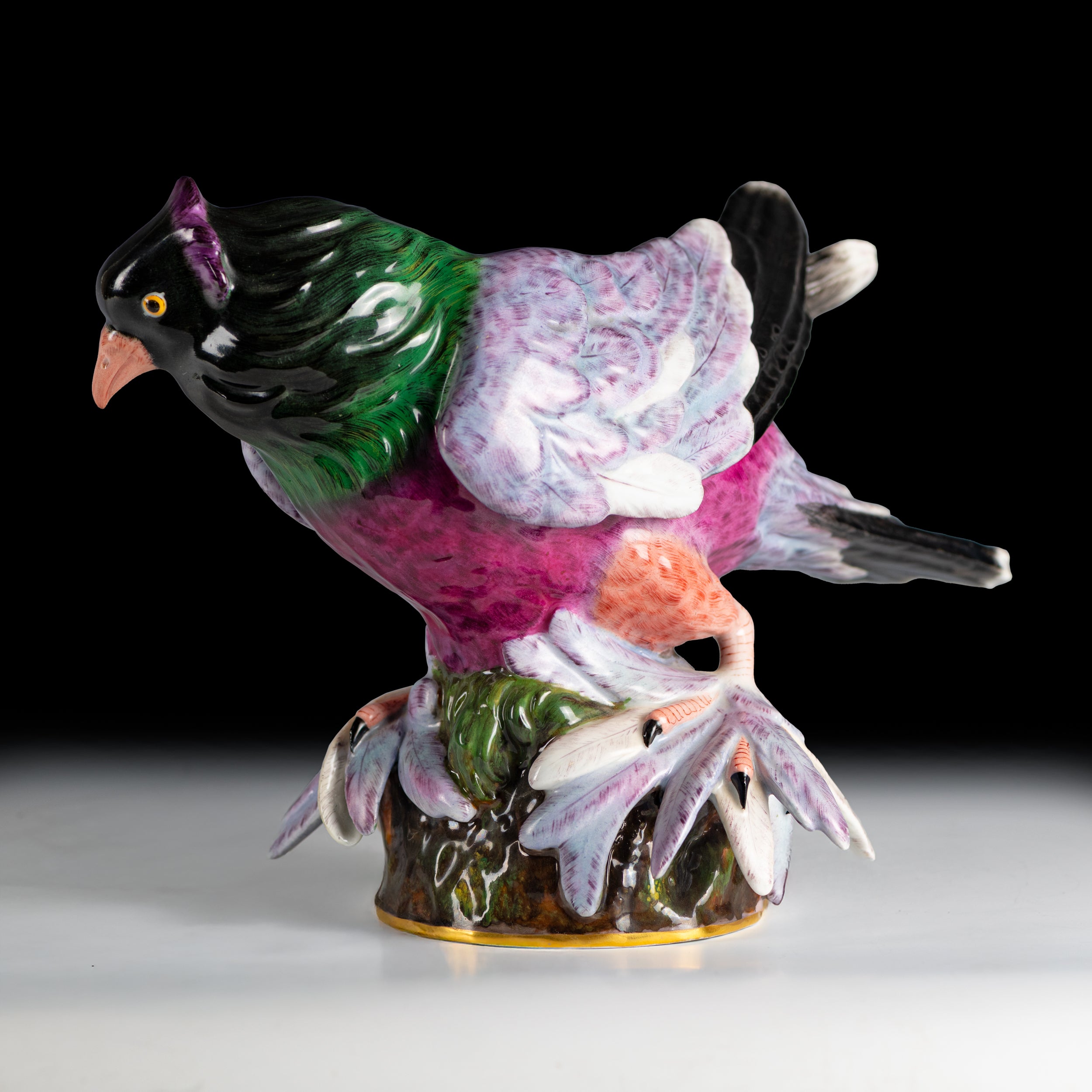 19TH CENTURY MEISSEN PAINTED PORCELAIN MODEL OF A PIGEON - REF No. B1007