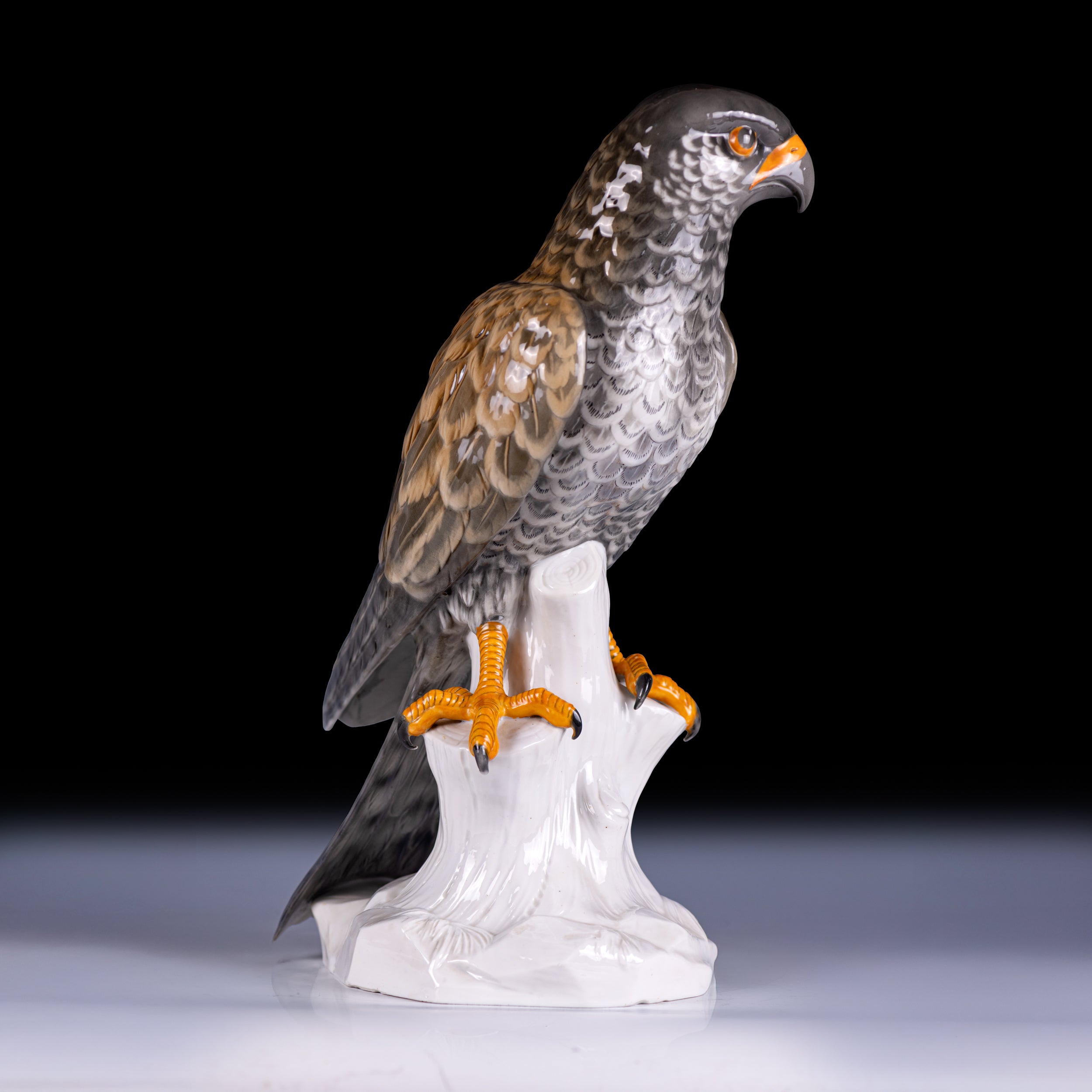 A COLOURFUL SITZENDORF PAINTED PORCELAIN MODLE OF AN EAGLE - REF No. B1010