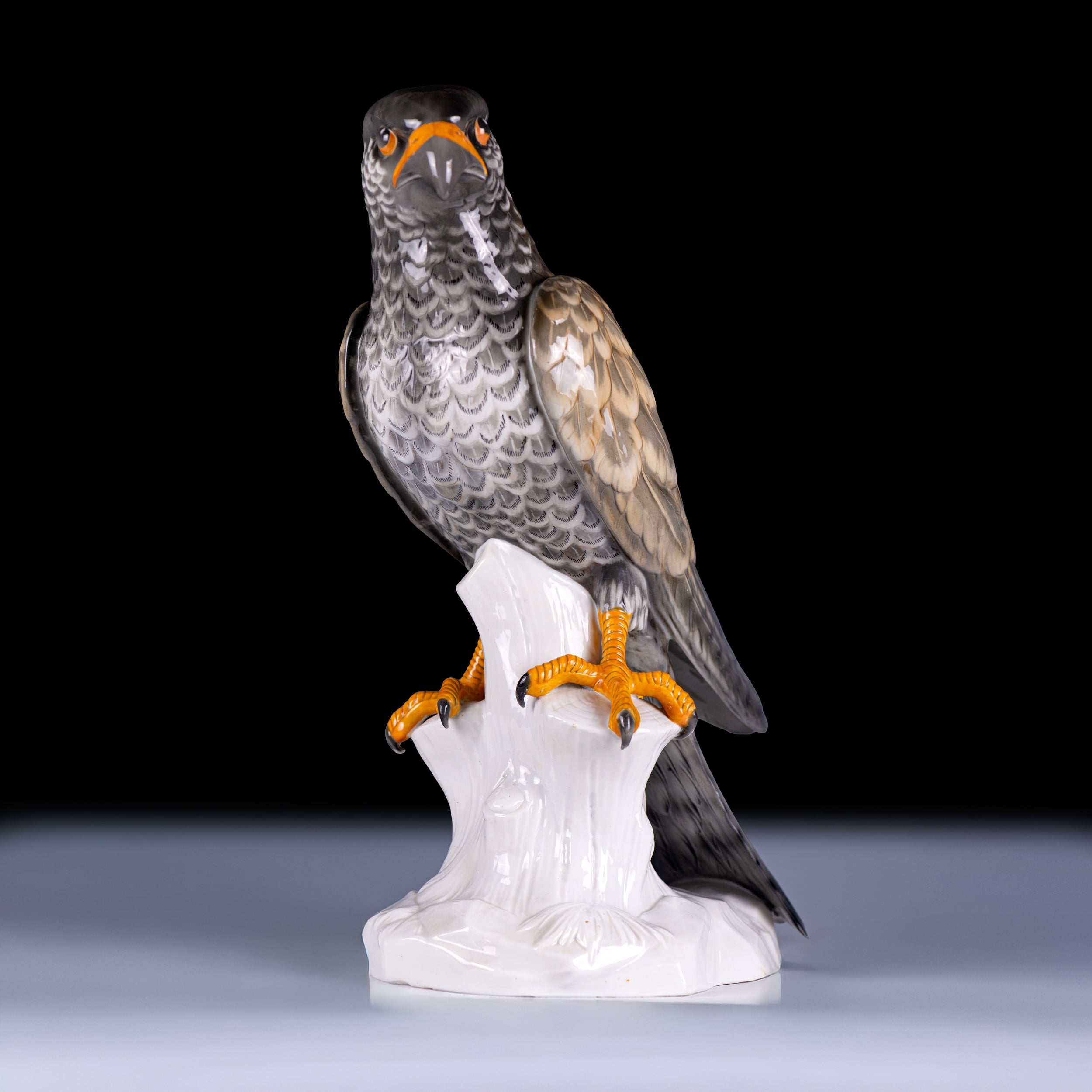 A COLOURFUL SITZENDORF PAINTED PORCELAIN MODLE OF AN EAGLE - REF No. B1010