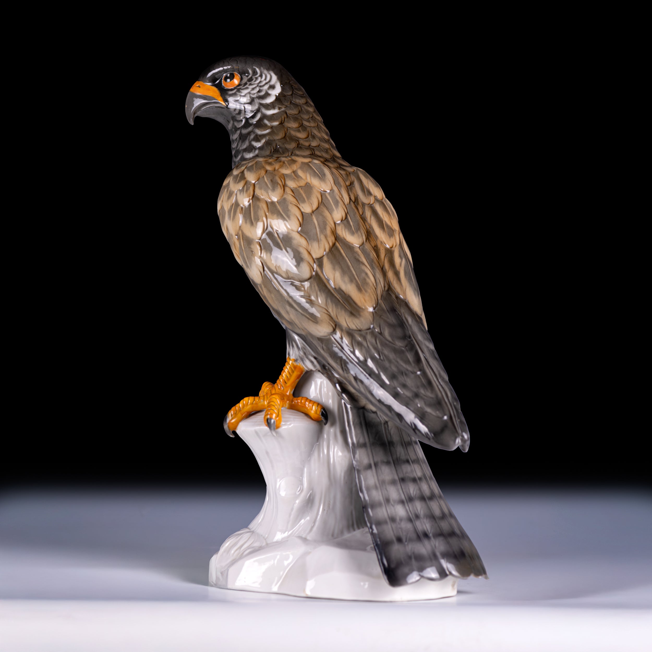 A COLOURFUL SITZENDORF PAINTED PORCELAIN MODLE OF AN EAGLE - REF No. B1010