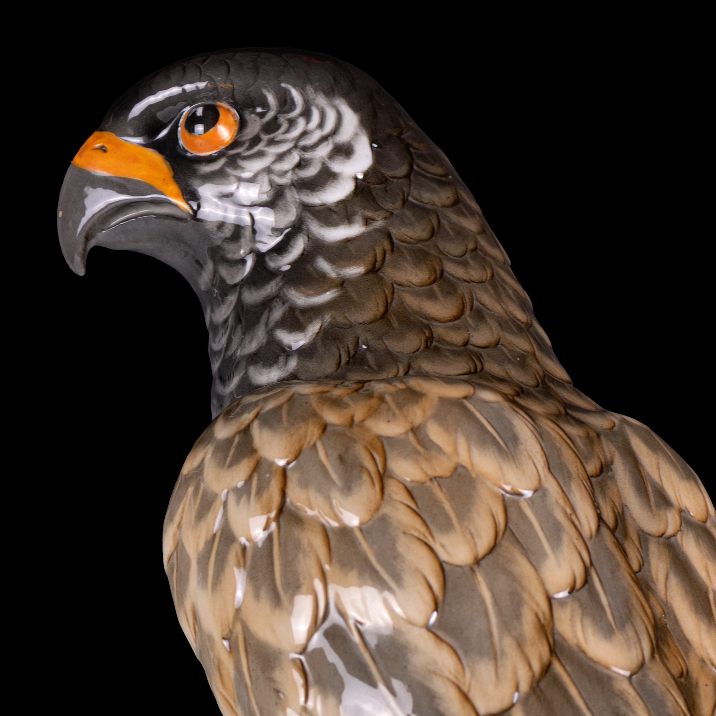 A COLOURFUL SITZENDORF PAINTED PORCELAIN MODLE OF AN EAGLE - REF No. B1010