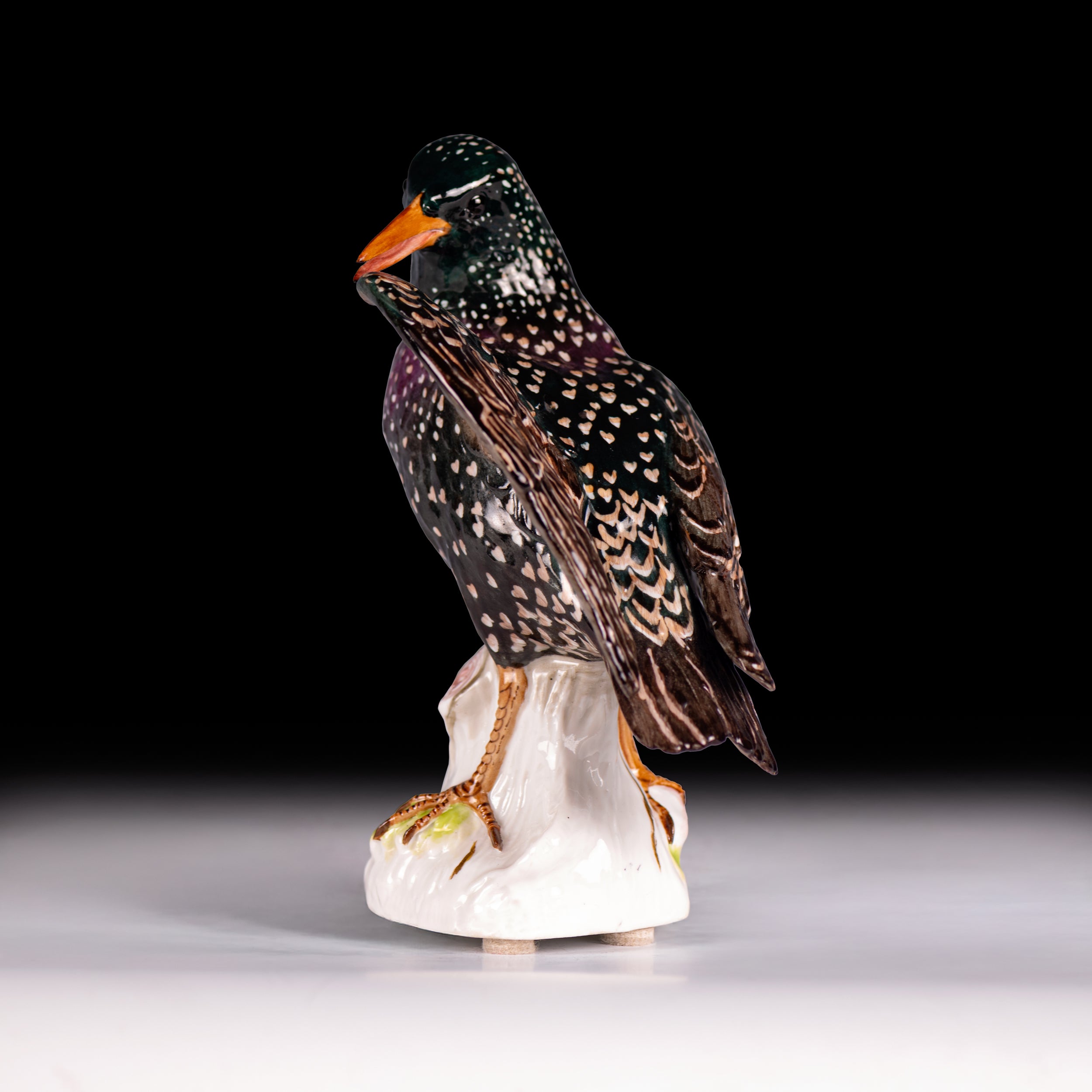 19TH CENTURY MEISSEN PAINTED PORCELAIN FIGURE OF A STARLING - REF No. B1009