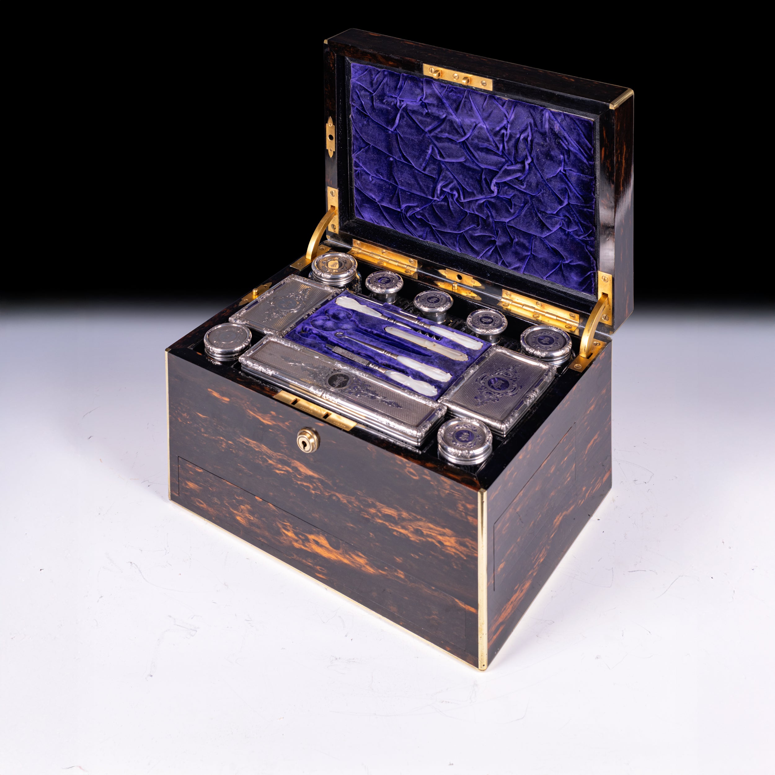 LADIES VANITY CASE RETAILED BY MAYER & CO. LIVERPOOL - REF No. 186