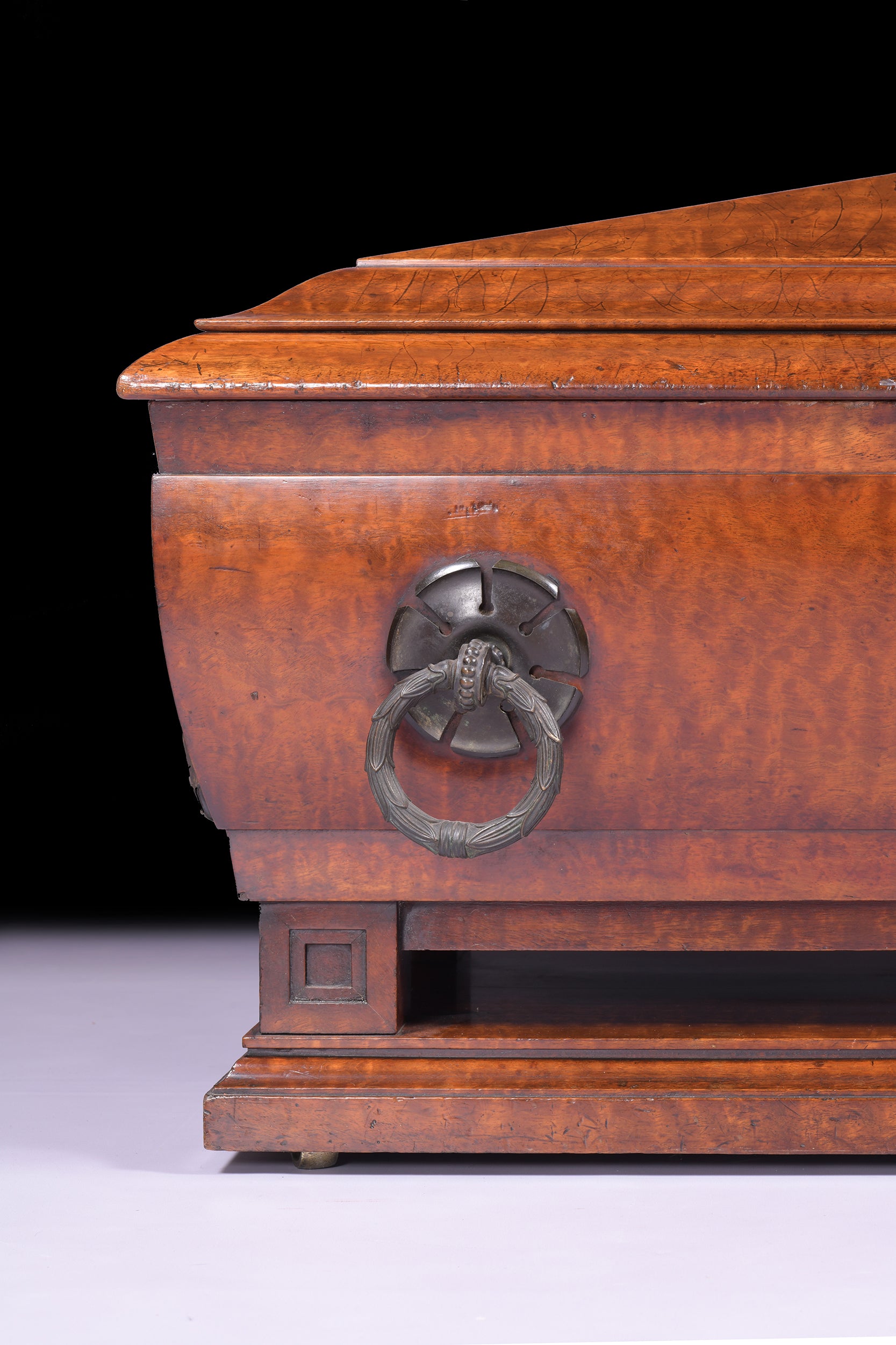 AN EXCEPTIONAL REGENCY PLUM MAHOGANY CELLARETTE - REF No. 1025