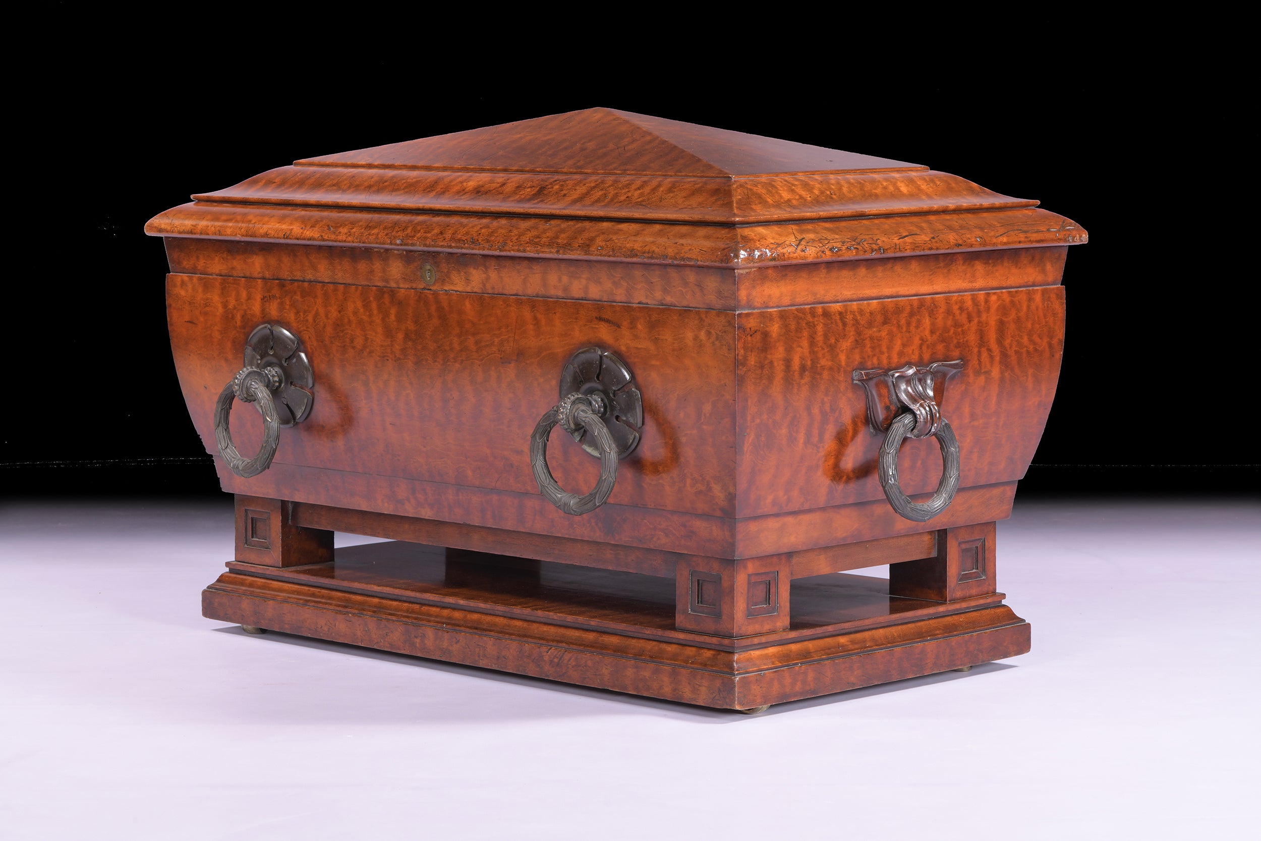 AN EXCEPTIONAL REGENCY PLUM MAHOGANY CELLARETTE - REF No. 1025