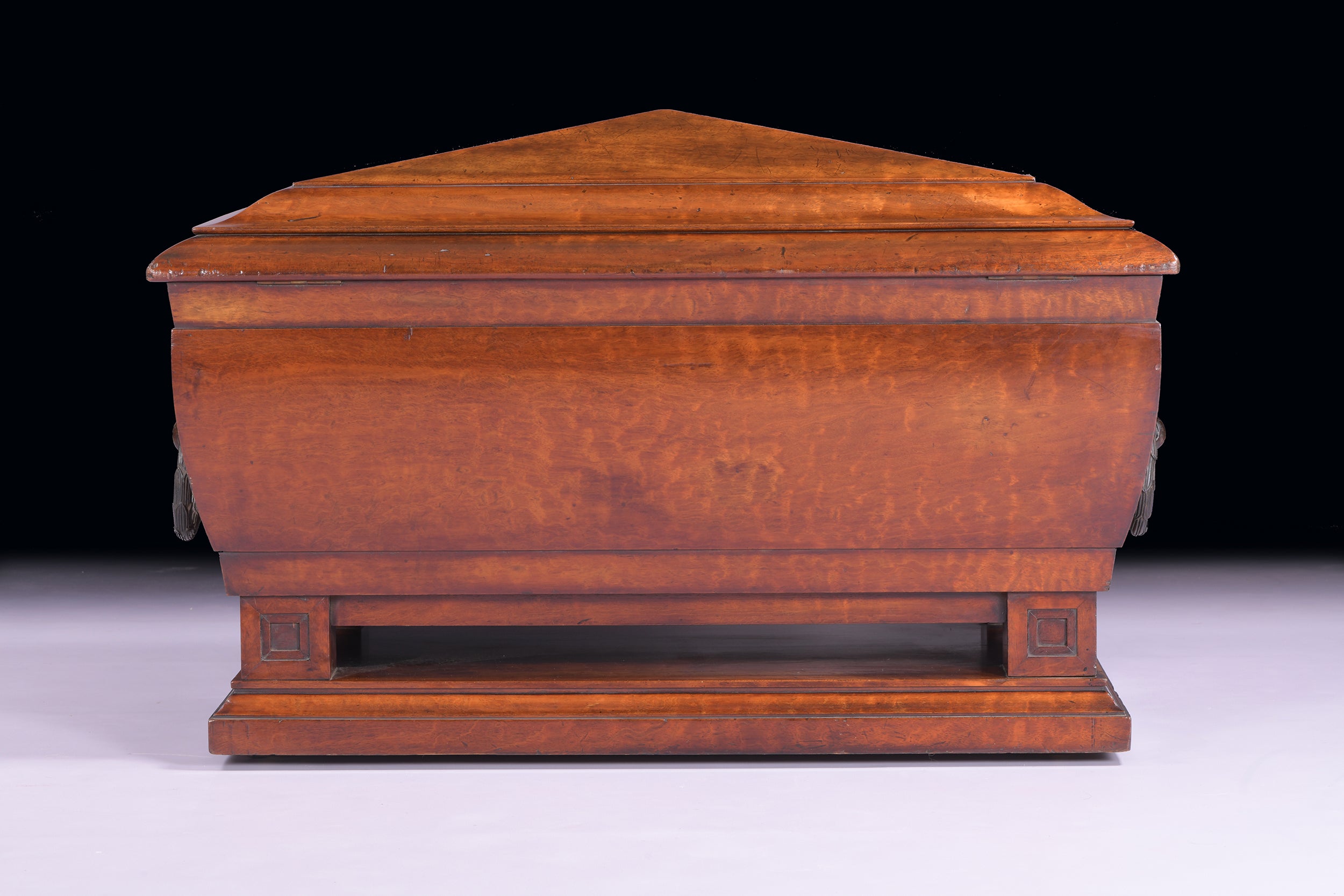 AN EXCEPTIONAL REGENCY PLUM MAHOGANY CELLARETTE - REF No. 1025