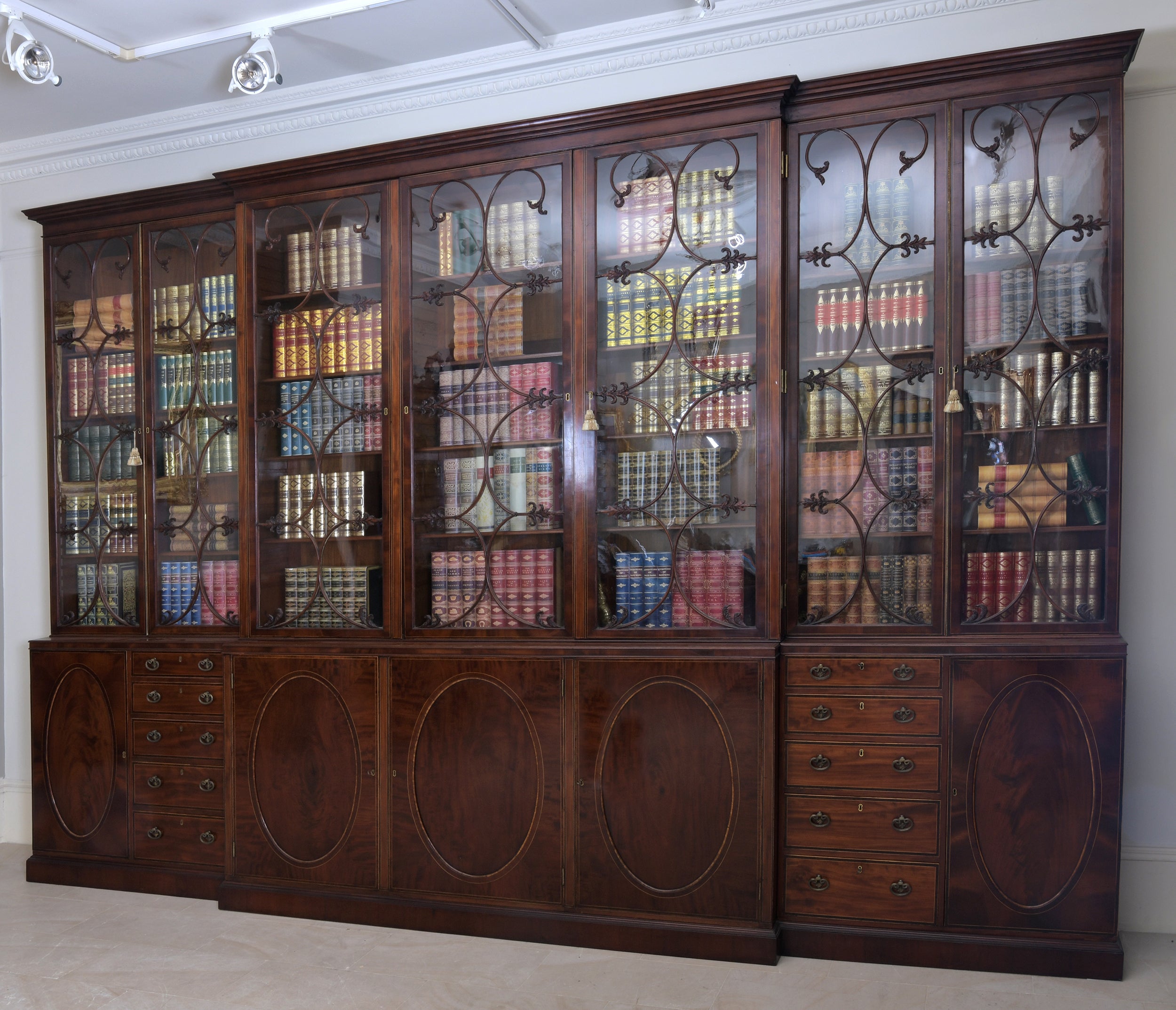 AN IMPORTANT GEORGE III BREAKFRONT BOOKCASE ATTRIBUTED TO GILLOWS - REF No. 4005