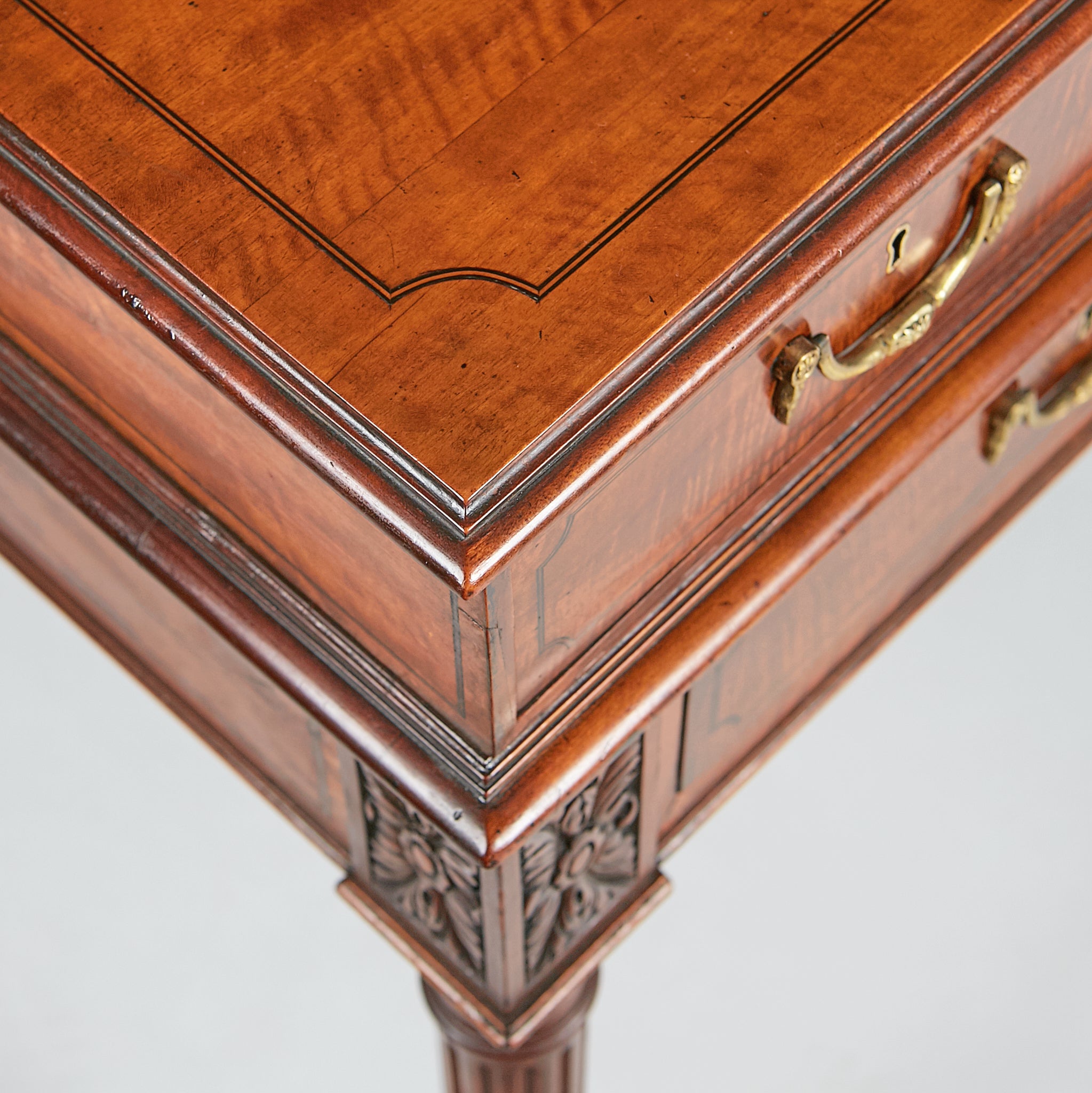 AN EXCEPTIONAL 19TH CENTURY CARLTON HOUSE DESK - REF No. 3008