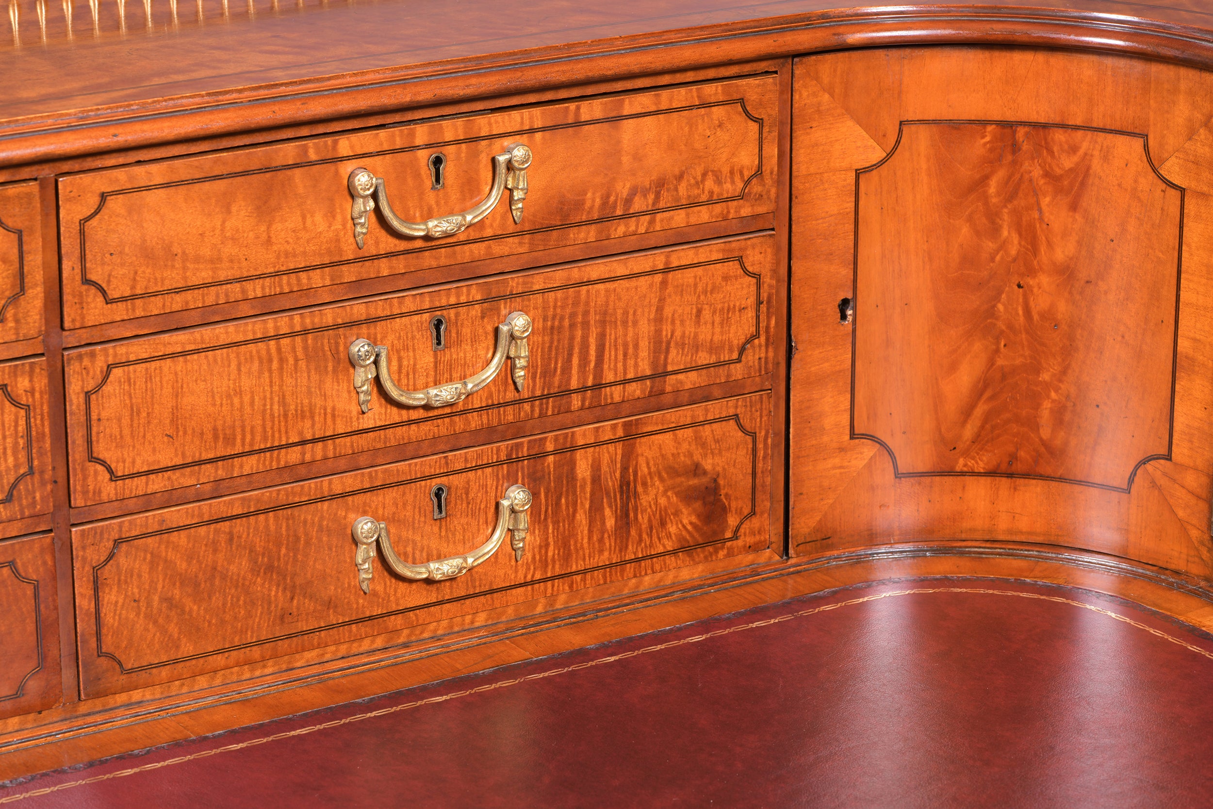 AN EXCEPTIONAL 19TH CENTURY CARLTON HOUSE DESK - REF No. 3008